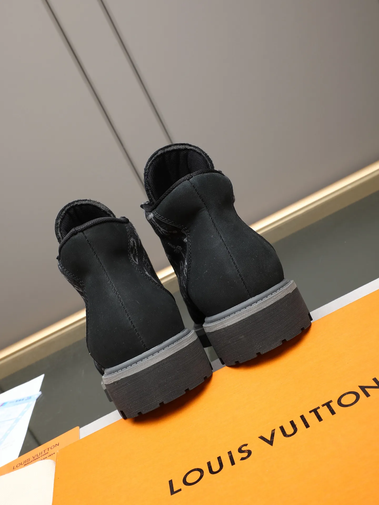 PP460 LOUIS VUITTON ss25 LV donkey brand new thick-soled lace-up big-toe shoes men's casual shoes high-top short boots. These boots are crafted from top-grain calf leather for a lightweight and comfortable fit. The thick EVA outsole is embellished with eye-catching ridges, and the trendy attitude of being both strong and soft makes it an everyday choice. ✔Upper: imported first-layer cowhide ✔Inner lining: sheep lining ✔Outsole: original molded outsole Size: 38-44 (45 customized)